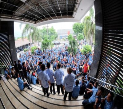 16 Pebruari 2016 Driver melakukan demo dengan tertib di depan kantor pusat PT Varia Usaha Gresik